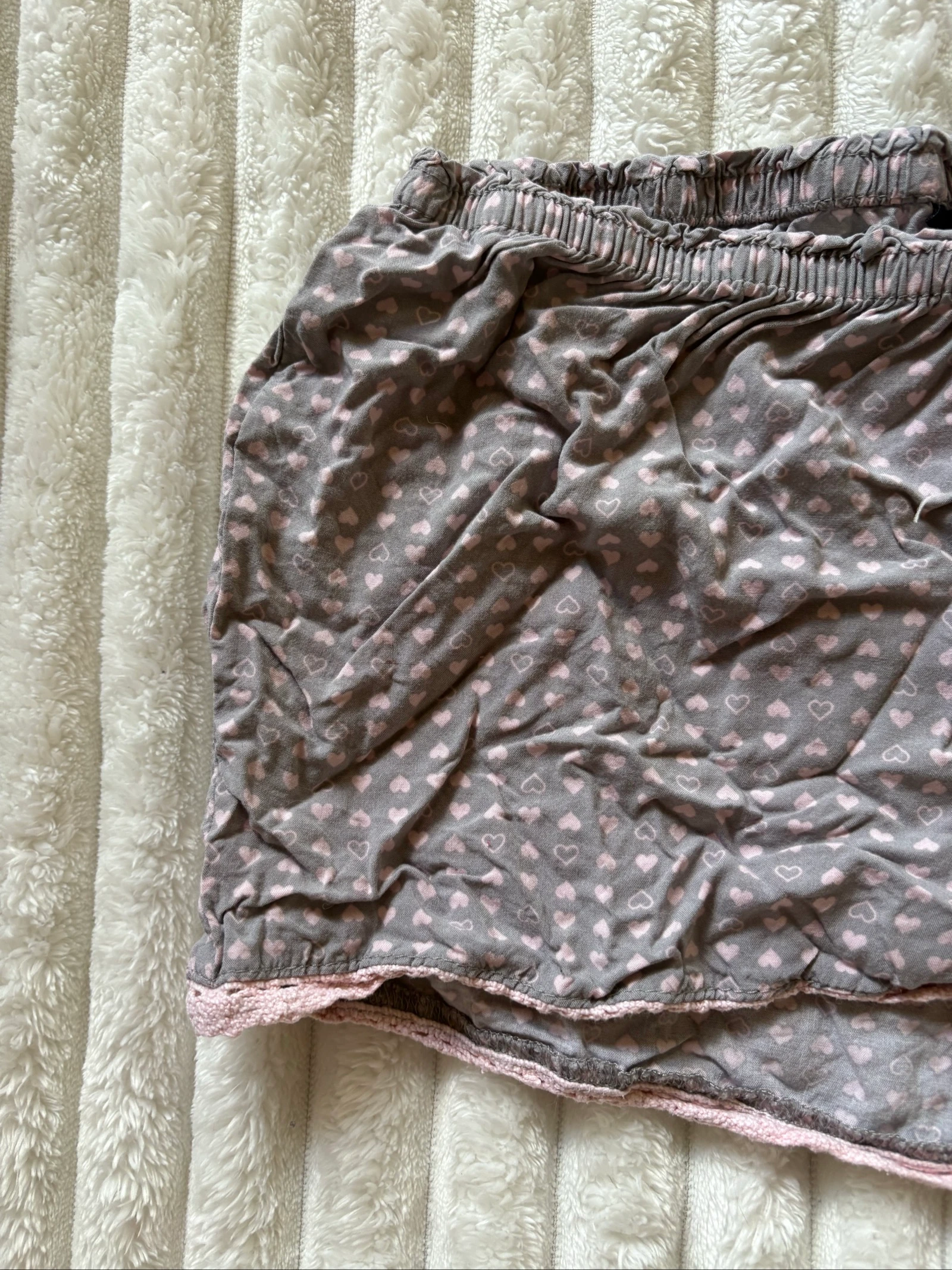Pequeños pantalones cortos de pijama con motivo de corazón – photo 3
